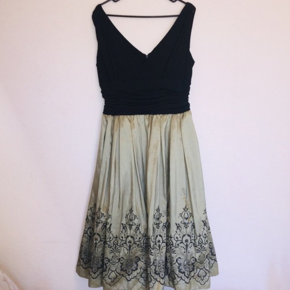 Embroidered V-neck Sleeveless Cocktail Dress